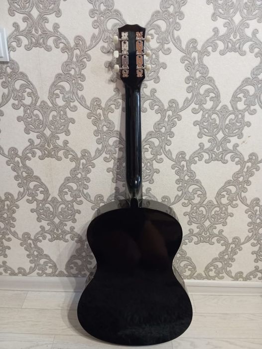 Гитара, чехол, разноцветные струны и медиатор