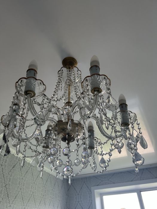Хрустальная люстра для гостиной.