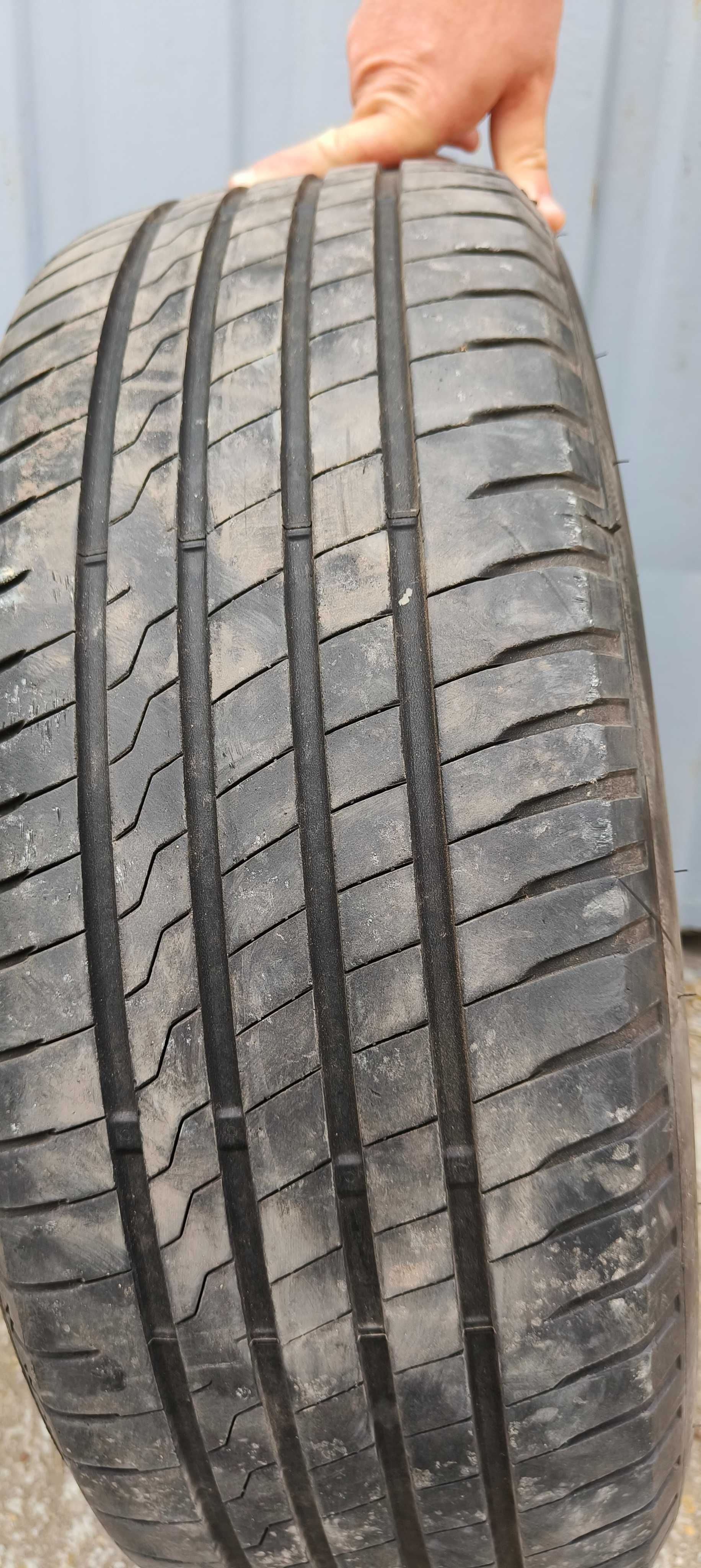 Vand 4 cauciucuri 215/60R17 (2 buc toyo si 2 buc firestone)