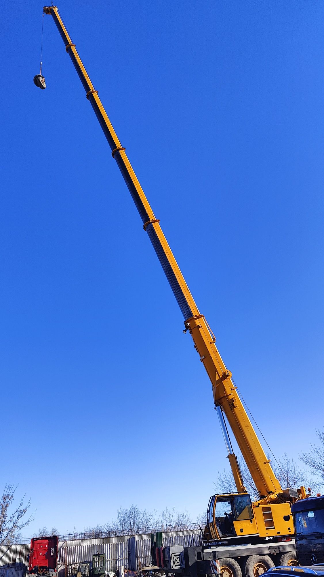 De inchiriat macara 100 t