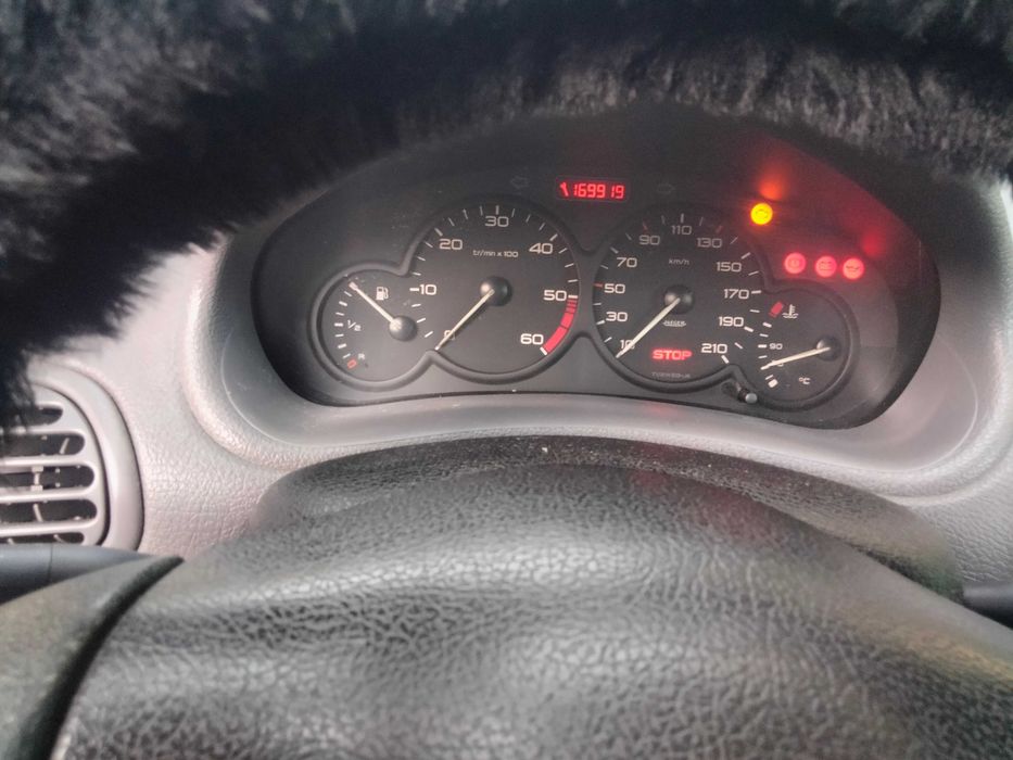 Продавам Пежо 206