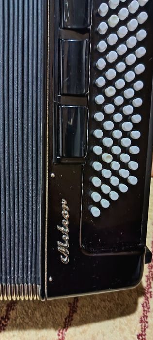 Аккардеон метеор сотилади