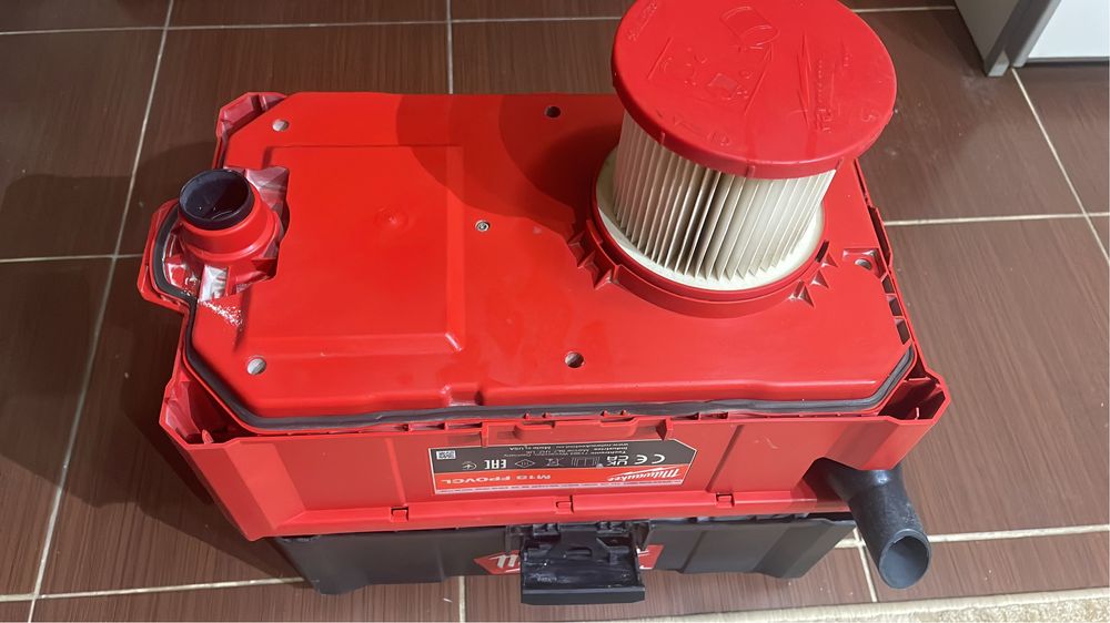 Aspirator packout milwaukee M18 FPOVCL, 2021, stare perfectă