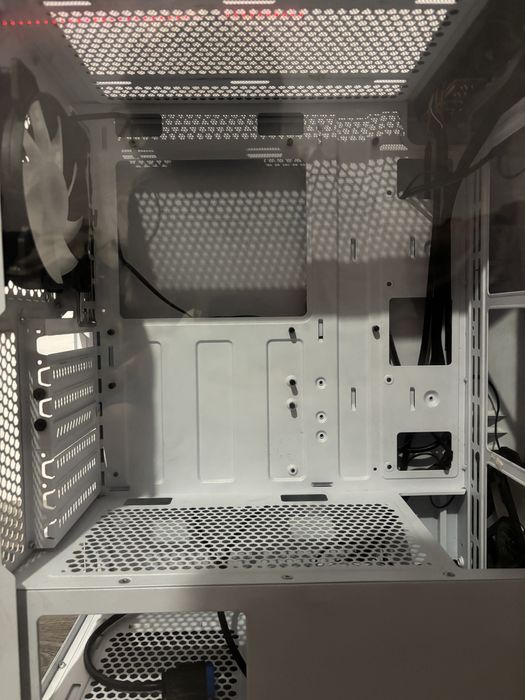 Vând Carcasă PC Albă Ca Nouă