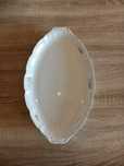 Platou oval din ceramică albă, decorat