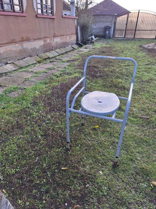 Scaun cu wc de camera si cadru metalic