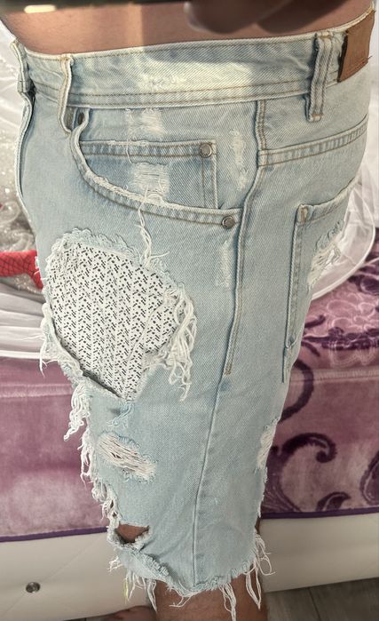 Vand blugi scurti de barbati