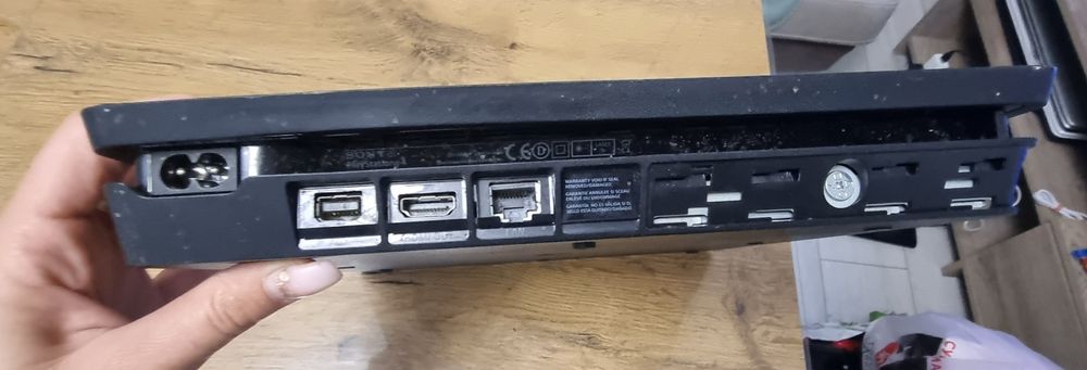 Плейстейшан 4 Slim Конзоли