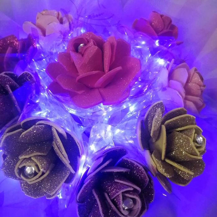 Светящийся букет из бабочек и роз