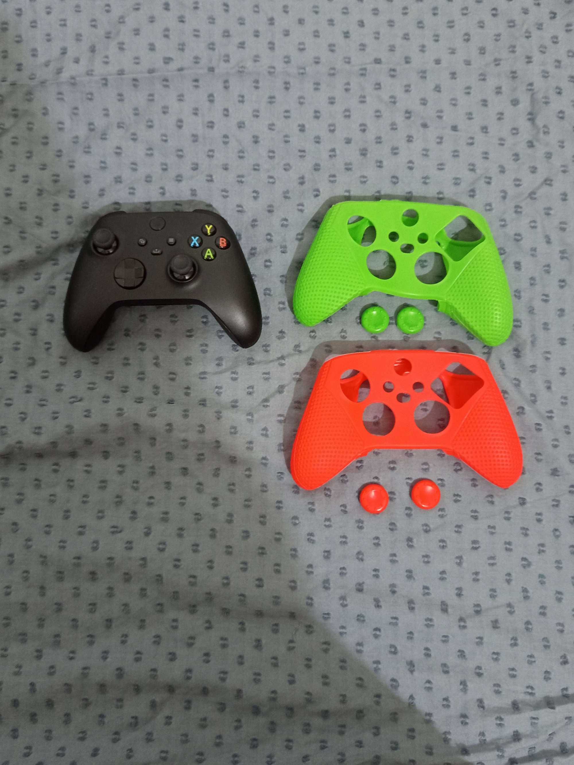 Xbox Series S Контролер (Carbon Black) + 2 калъфки за контролера