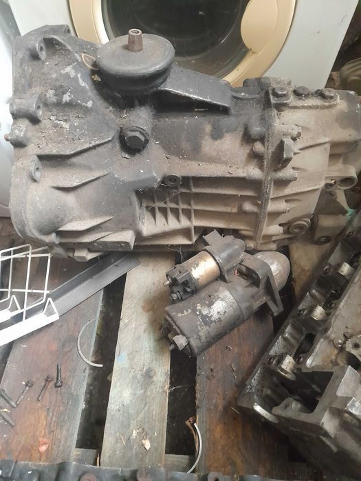 Глава за двигател Мерцедес 313 и разпределителен вал.