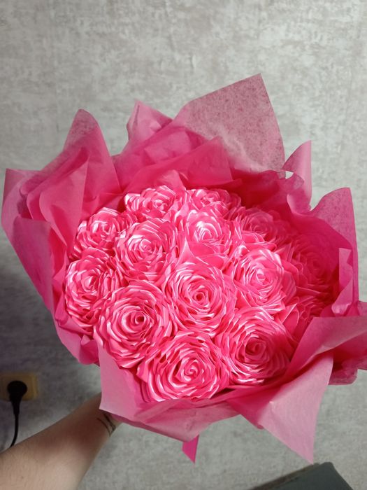 Букеты из атласных лент — ручная работа.