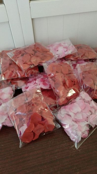 Продаются искусственные лепестки роз.