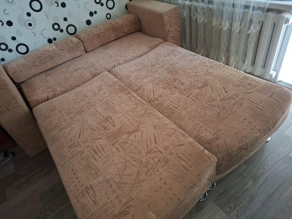 Продаю б/у диван. Чистый. Прочный.