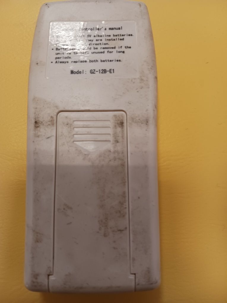 Vând telecomanda originală aer condiționat York GZ 12B E1