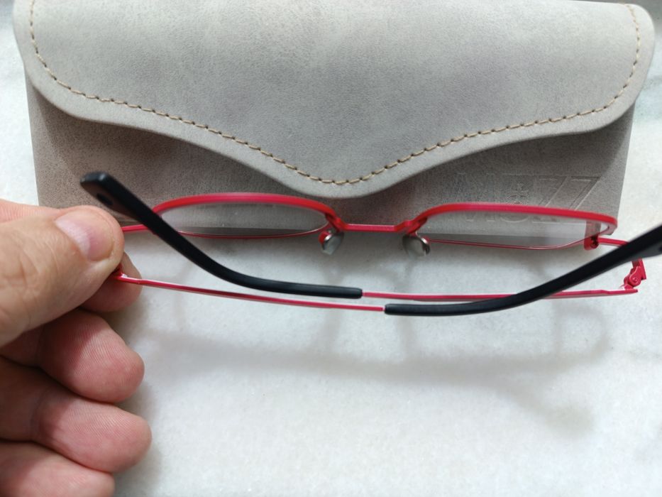 Ramă ochelari din titan pur, asimetrică.