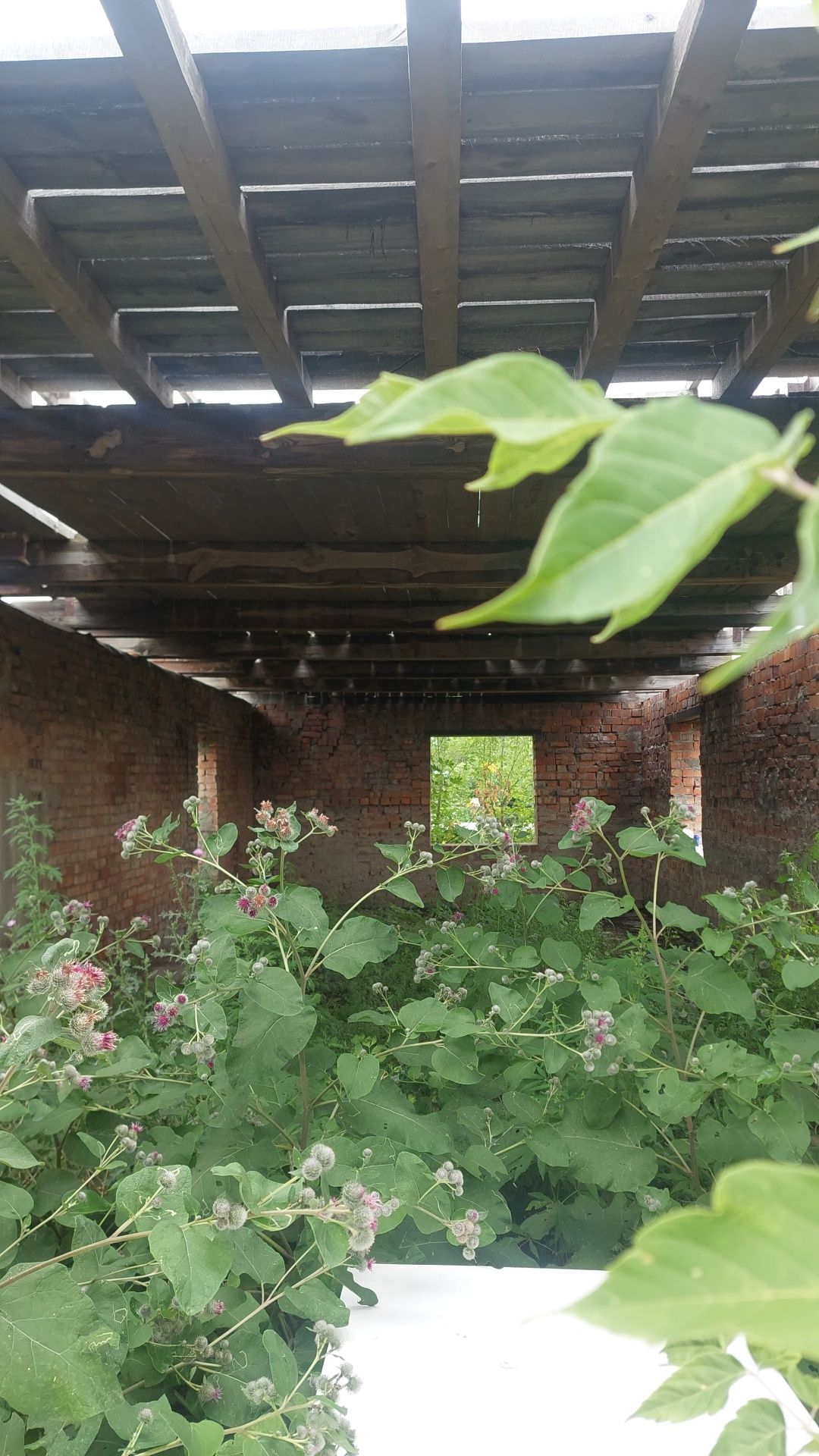Продам участок с недостроеным домом