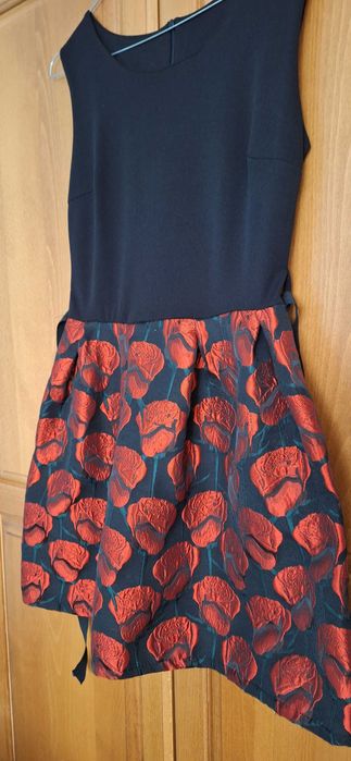 Рокля в черно с червени рози, тип балон