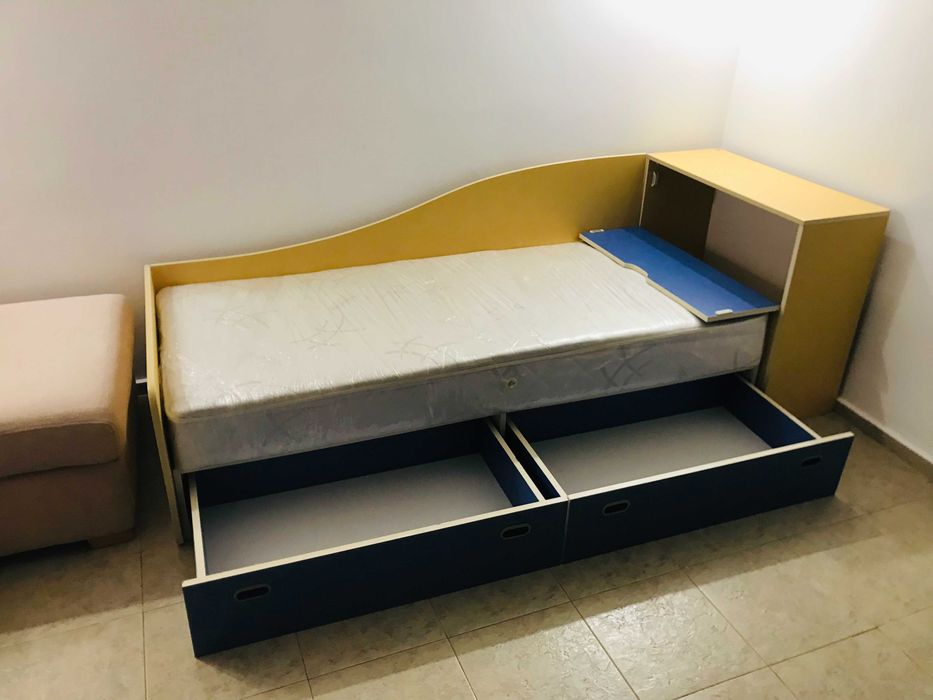 Единично легло с чекмеджета и ракла