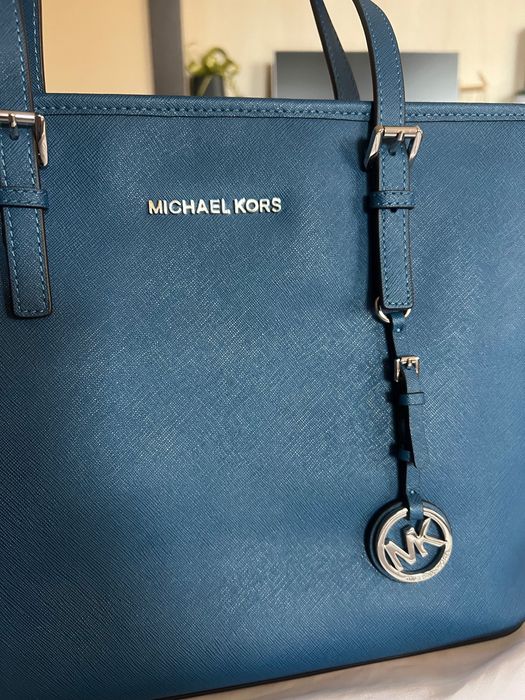 Кожена чанта Michael Kors Jet set shopping синя