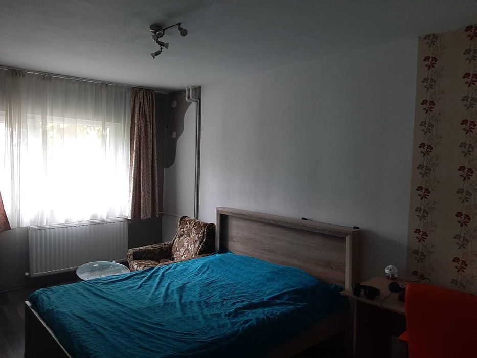 proprietar inchiriez apartament 1 camera zona Plavat