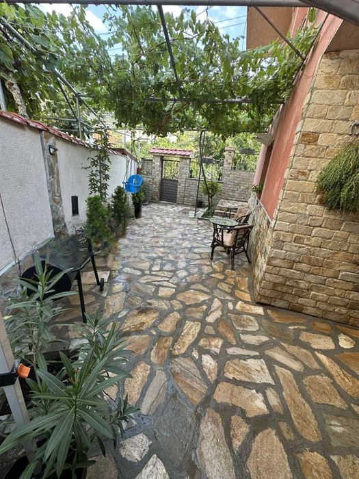 Триетажна къща в Куклен