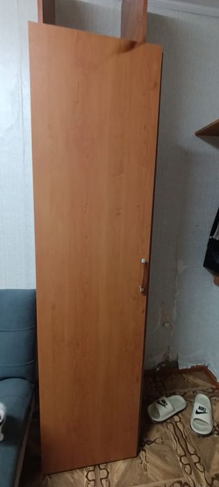 Подвесные полки и шкаф для вещей