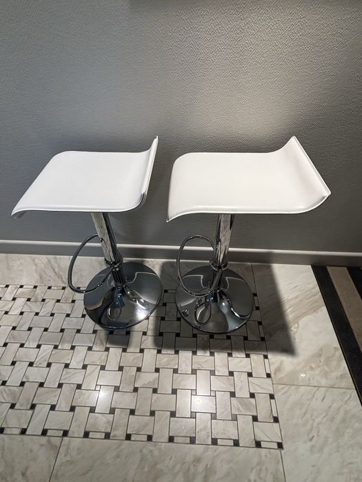 Висок бял кожен бар стол