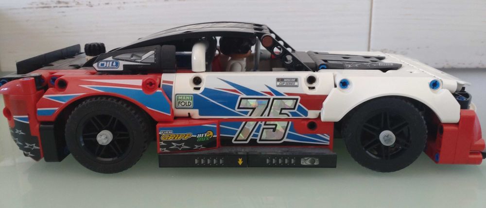 Vand sau Schimb Lego Nascar Chevrolet Camaro ZL1 (Cod: 42153)