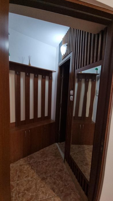 Închiriez garsonieră în bloc de apartamente