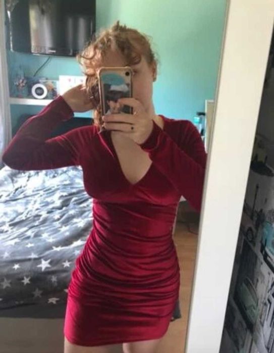 Велюровое красное платье