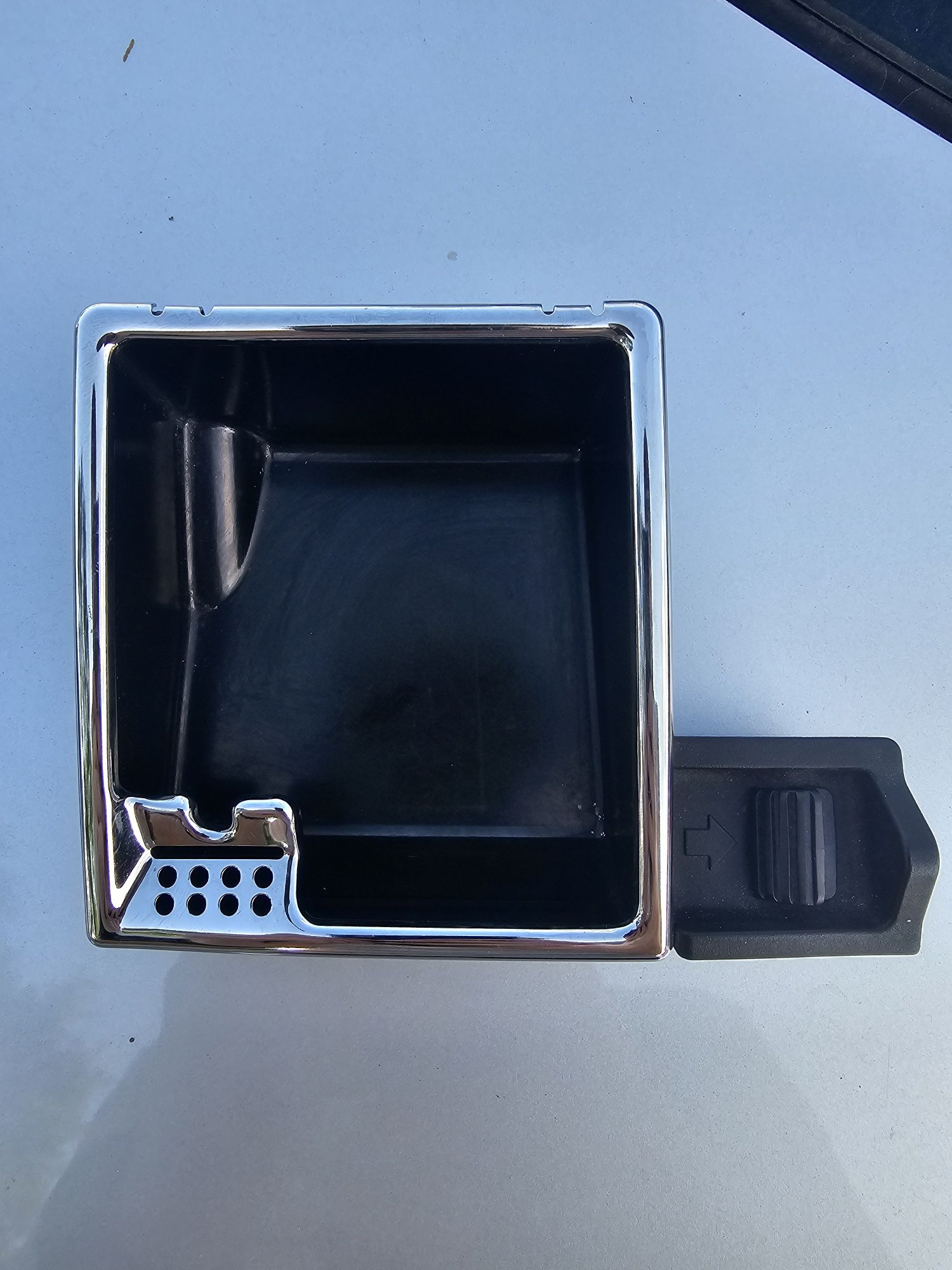 Оригинален пепелник Mercedes W211/219