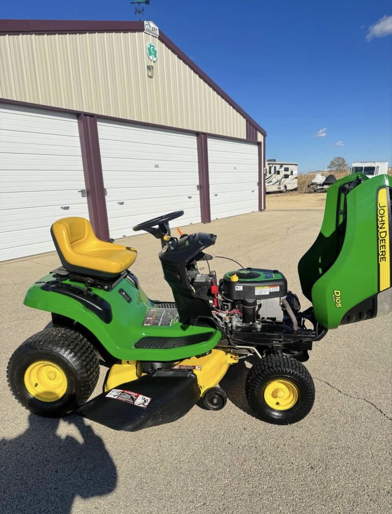 Тракторна моторна косачка John Deere D 105 Auto