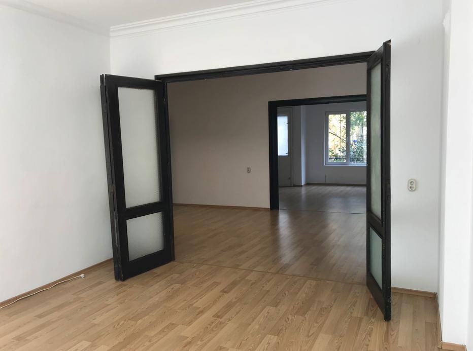 Дава се под наем Тристаен апартамент в София, Център - 110 кв.м за 750 € - Снимка #1