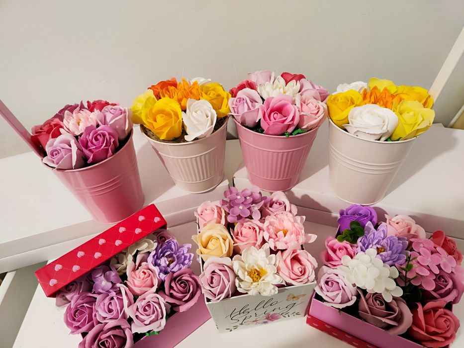 Цветя-рози, хризантеми и лалета в кутия за 8 март, рожден ден,имен ден