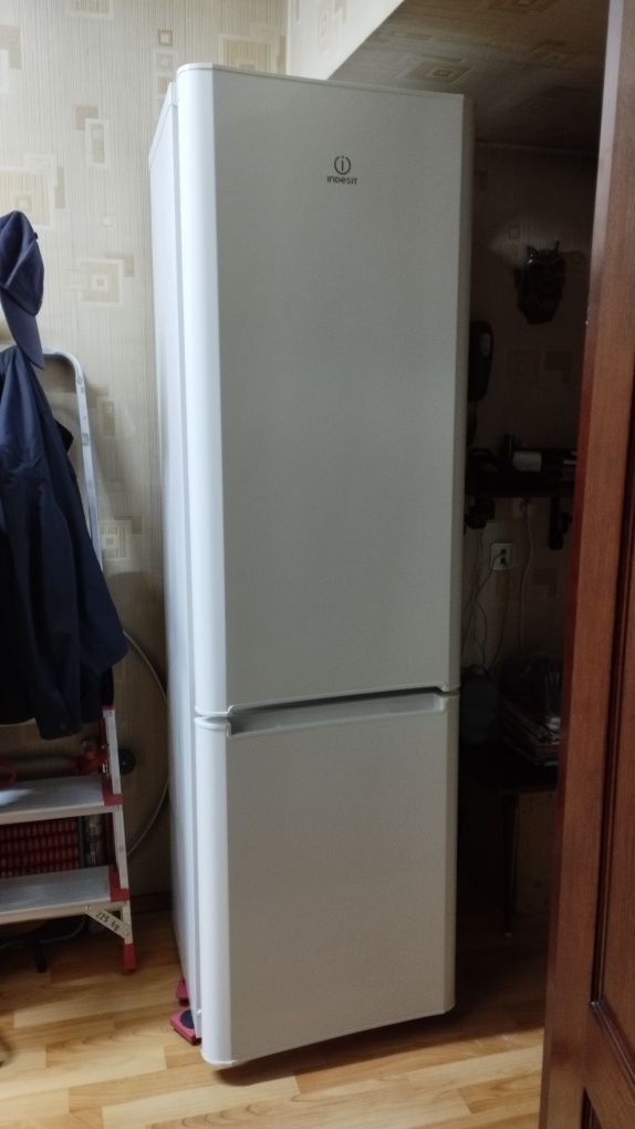 Холодильник Indesit no frost в рабочем состоянии
