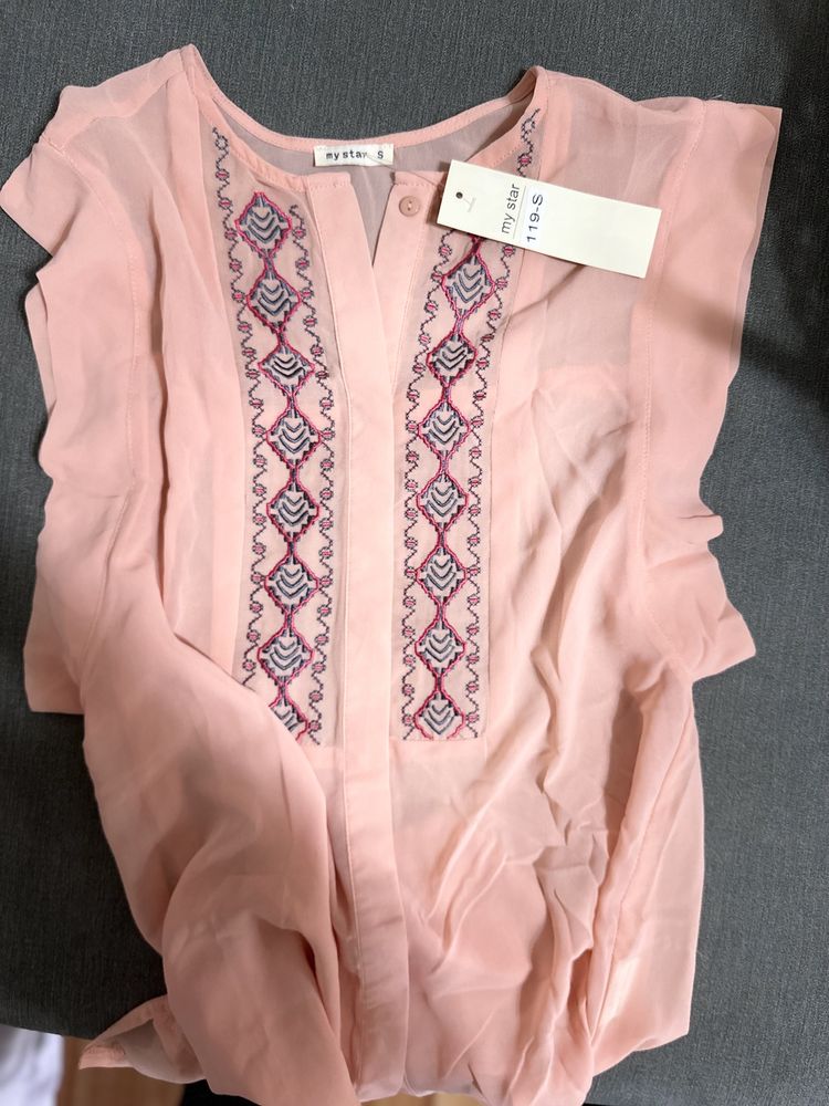 Bluzița roz, cu motive tradiționale