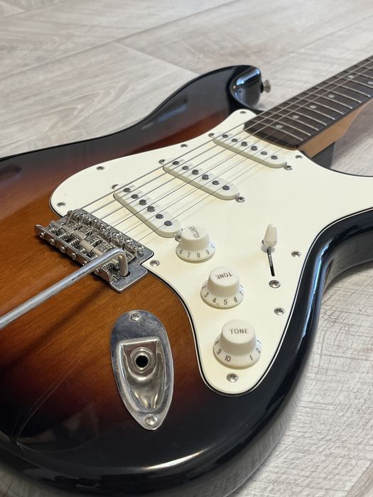 Chitara electrica Stratocaster Squier by Fender Classic Vibe 60s