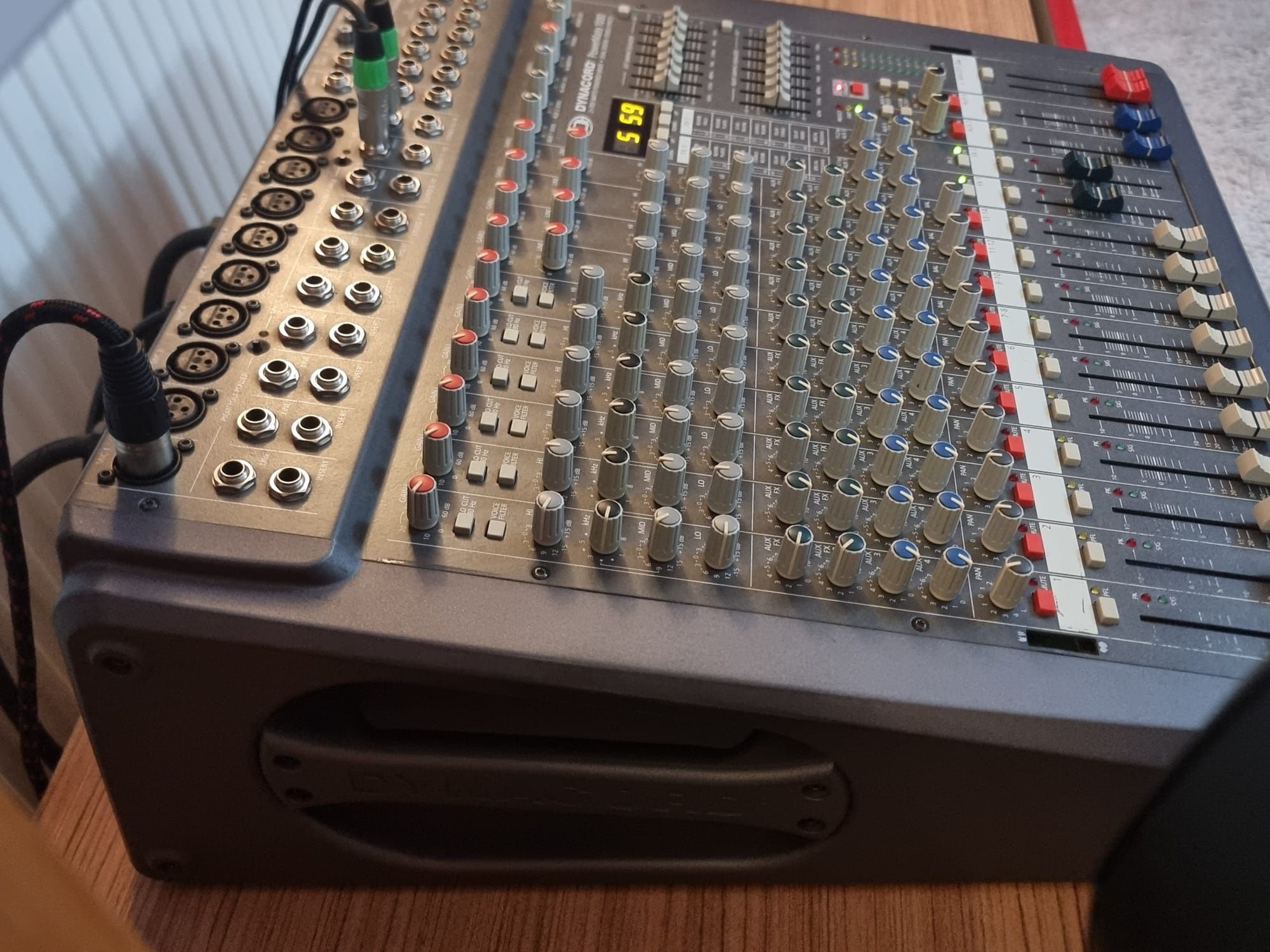 Vând dynacord 1002