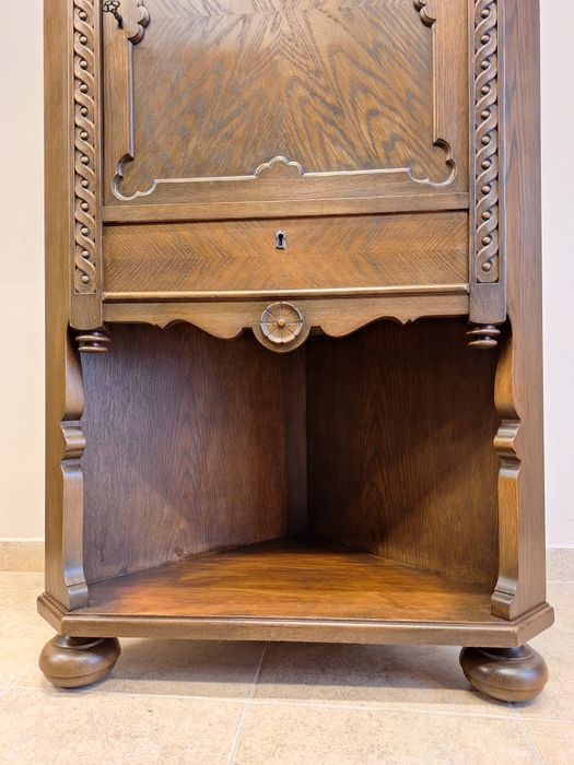 Винтидж ъглов шкаф с богата дърворезба