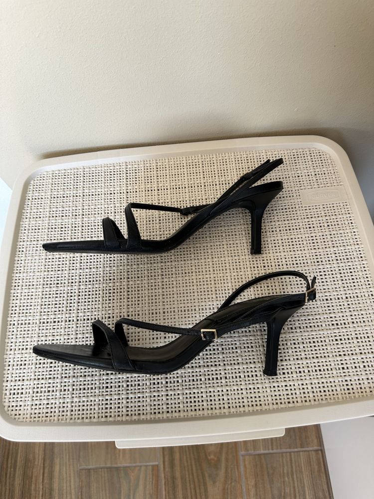 Черни сандали на нисък ток Zara
