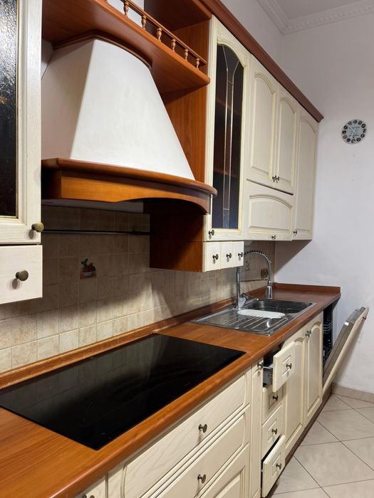 mobilă de bucătarie complet utilată