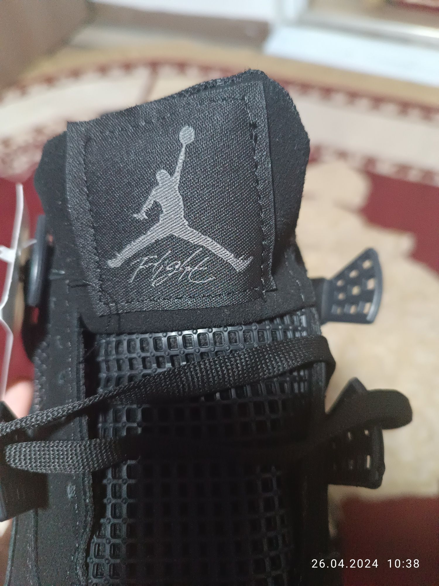 Jordan 4 black purtat de 4 ori