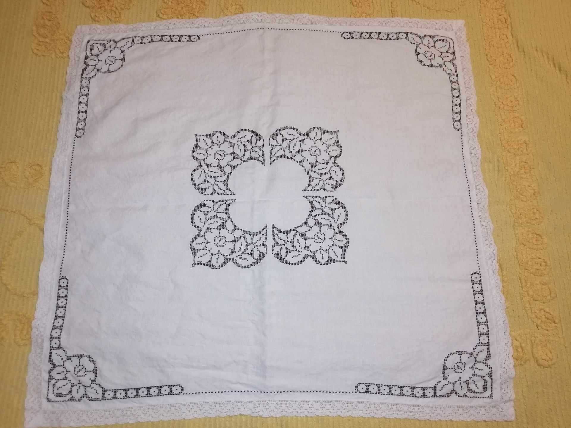 Fata de masa cusut brodat de mana broderie veche pe panza cu dantela