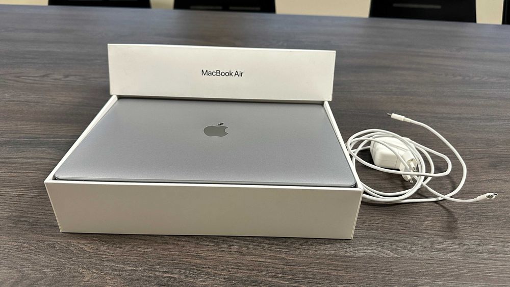 Продавам Apple MacBook Air 2020 M1 8GB RAM 256GB SSD