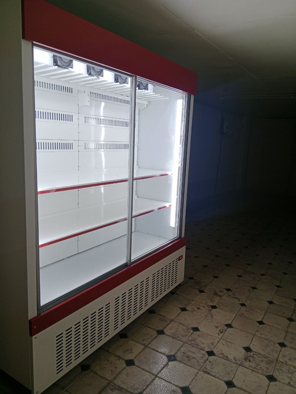 Vitrina holodilnik sotiladi.