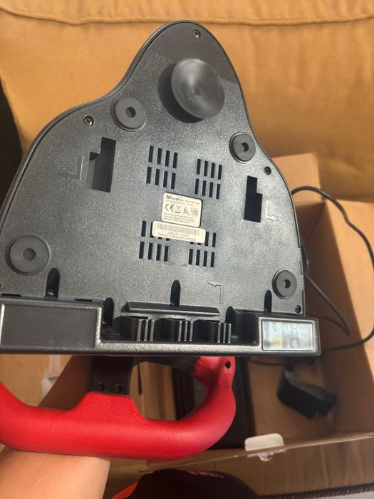 Продавам геймърски волан Trust Vibraforce Steering Wheel с педали