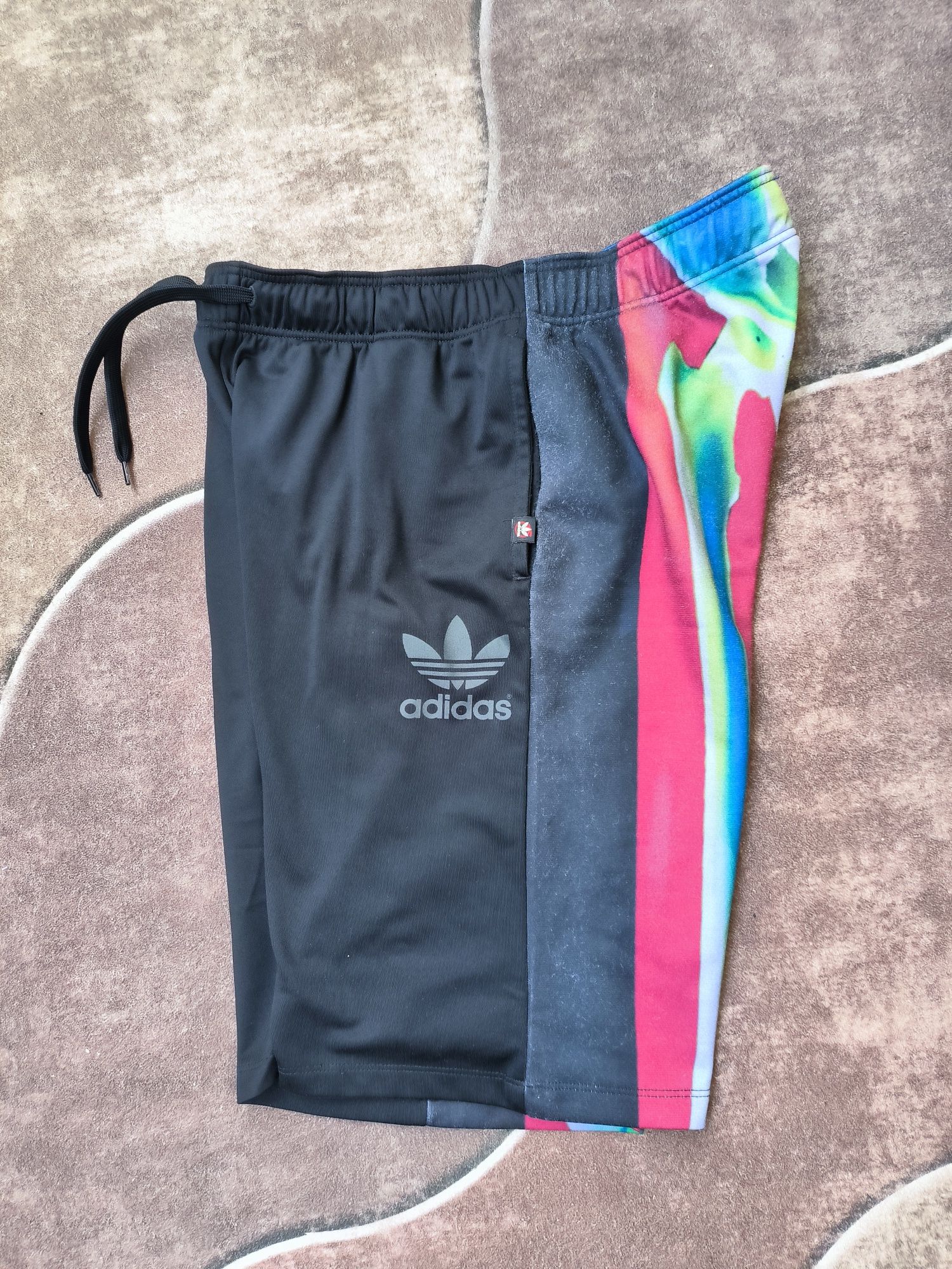 Adidas къси панталони S размер
