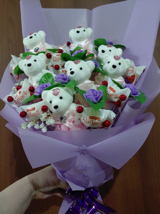 Новые букеты из мишек и рафаелло