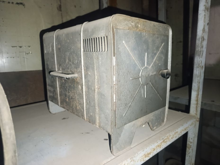 Советская духовка в нормальном рабочем состоянии. Цена: 10.000 тг.